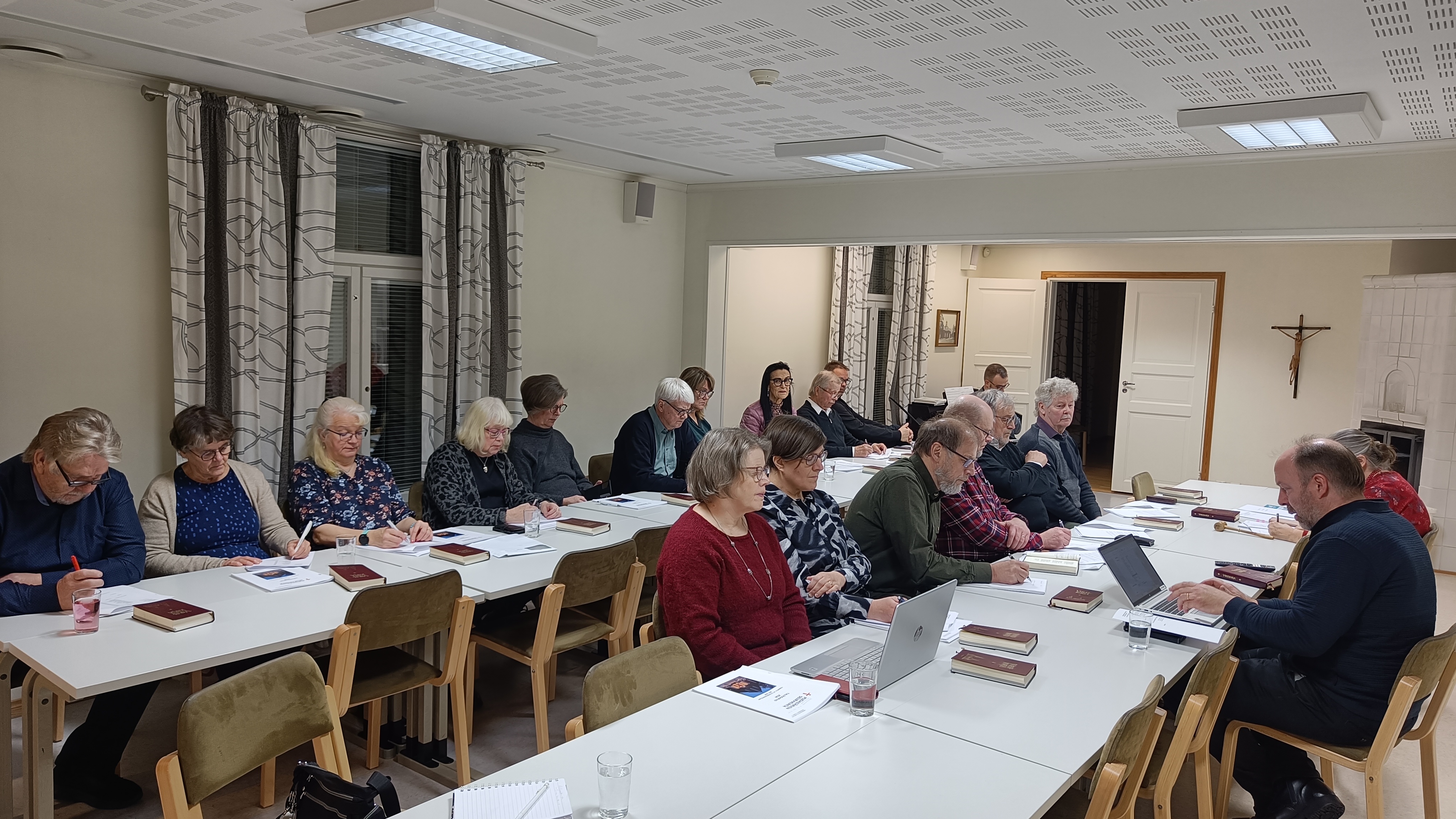 Kirkkovaltuusto kokouksessaan Hilturannassa 8.12.2025 (kuva Jenny Kärki)